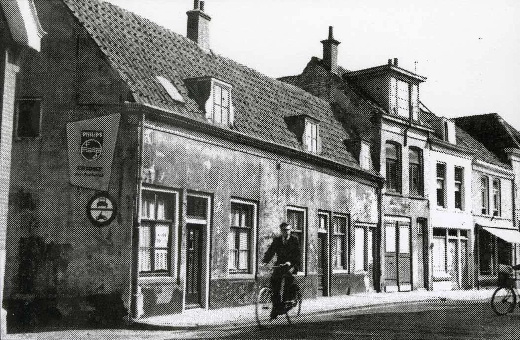 De Havenstraat op de hoek van de Goudse Steeg in Woerden